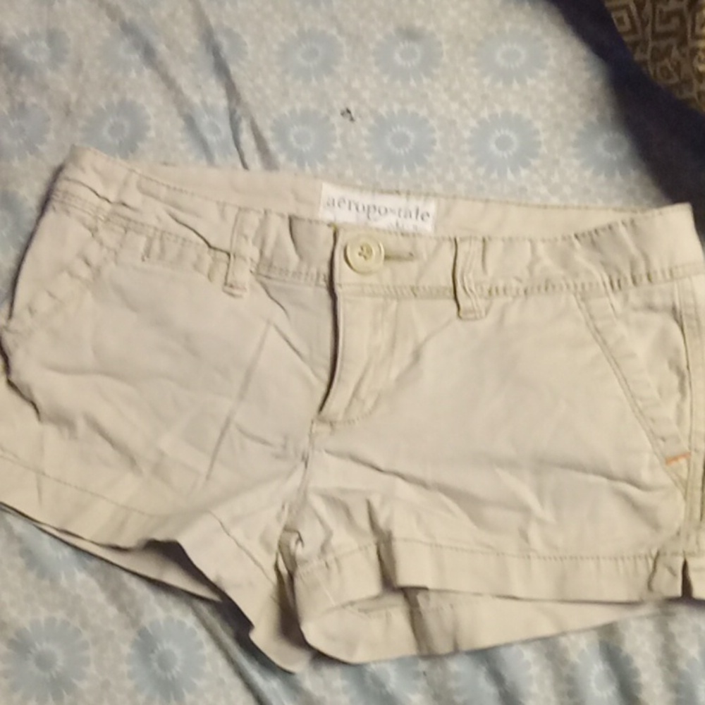 Aeropostale stretch cream colored shorts size 3/4
